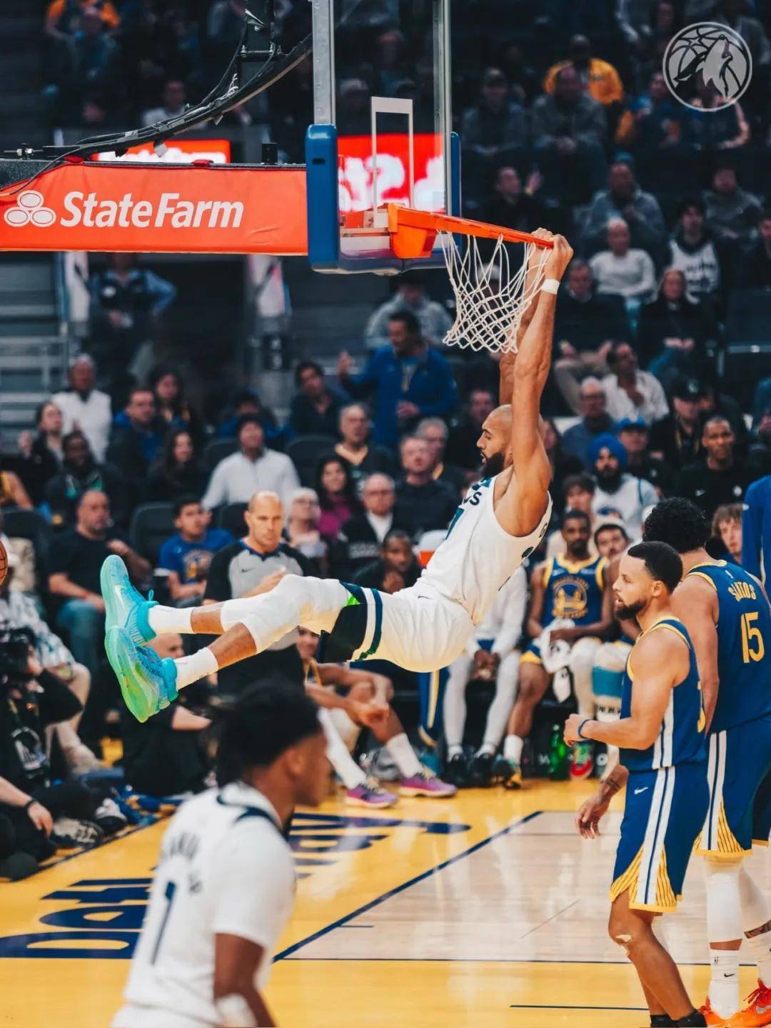 关键时刻上海久事调整名单以备欧联；篮板制胜环节打磨；话题不断；轮换策略成焦点