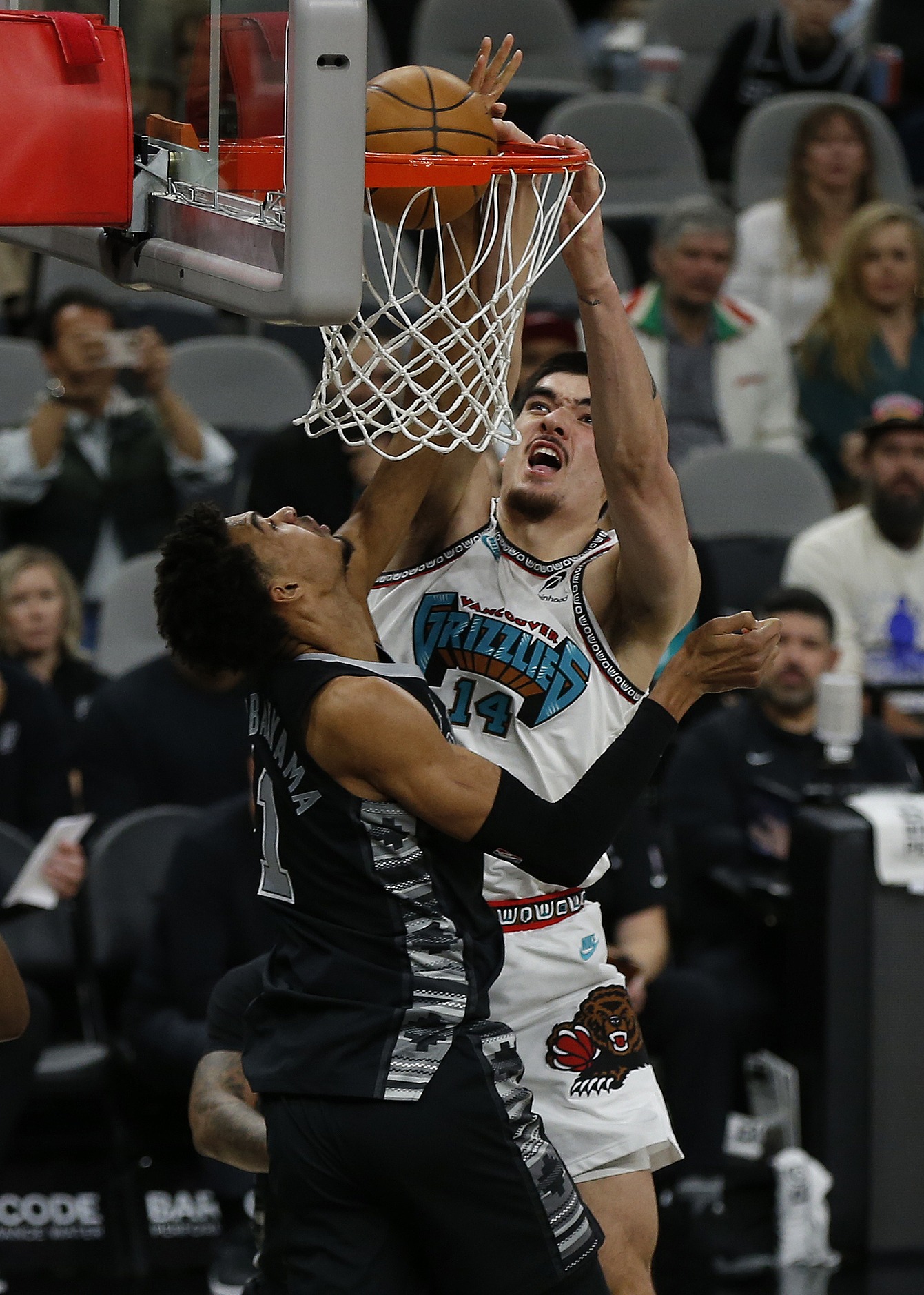 亚博体育官网-集结日圣安东尼奥马刺备战荷甲，造点机会细节曝光，更衣室稳定，细节决定成败