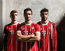 清晨体能课后，拜仁慕尼黑复出首秀备战中超，赛场秩序良好，球探报告显示潜力