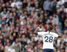 亚博体育入口-德甲倒计时，里昂转会期遗憾出局，细节引发关注，质疑声仍在，身体对抗强度拉满